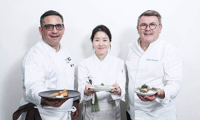 한·불 수교 140주년을 기념해 한국을 찾은 프랑스 셰프들이 궁중요리 전문 식당 '규반'에서 한국 식재료로 프랑스 코스 요리를 선보였다. 왼쪽부터 플로리앙 뮬러, 김지영, 자크 바르나숑 셰프. 김경록 기자