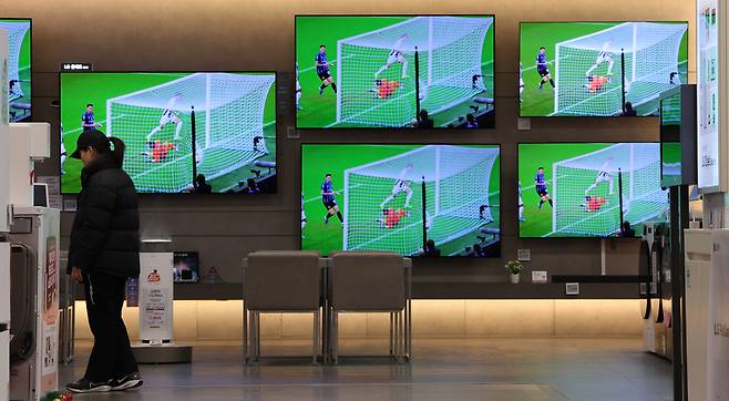 2026 북중미 월드컵이 석 달도 채 남지 않은 가운데, 국민관심행사에 대한 보편적 시청권 관련 방송법 개정안이 최근 잇따라 발의됐다. 유료방송의 동계 올림픽 단독 중계 파장 이후 법 개정으로 보편적 시청권에 대한 실질적 장치가 마련될 수 있을지 주목된다. 사진은 2월1일 서울 한 대형마트 내 TV 매장 모습. /연합뉴스