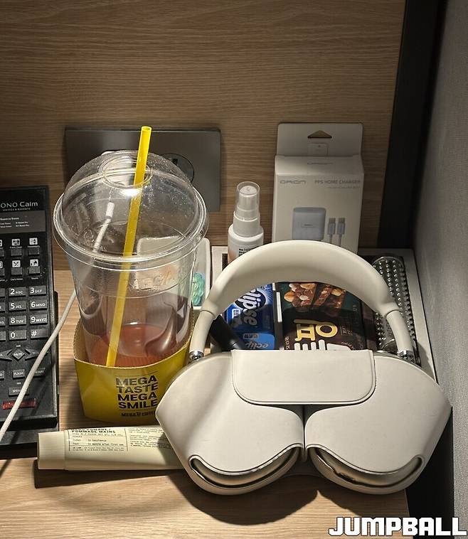 ▲ 머리 맡에 있던 에어팟 맥스. 신지원은 “제일 사랑하는 아이템입니다”라고 길게 이야기했다. 날 주면 좋을텐데.