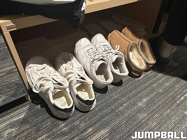 ▲ 가지런히 정리되어 있는 신지원의 신발. 턱 끝까지 흰색이 차오른다.