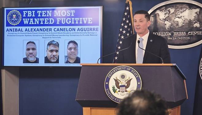 미국 10대 수배자 명단에 처음으로 사이버 범죄를 이유로 등재된 아니발 아기레에 대해 설명하고 있는 헤이스 잰키 FBI 범죄수사부장. /워싱턴=이상은 특파원