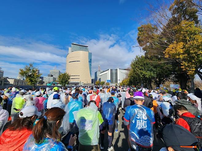 마라톤 대회에서 출발 신호가 울리기를 기다리는 참가자들. ⓒ나연만