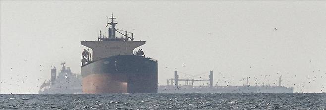 < UAE 해역 항해하는 유조선 > 미국·이스라엘과 이란 간 전쟁 여파로 호르무즈해협 봉쇄가 장기화할 것이라는 우려가 나오고 있다. 사진은 유조선이 아랍에미리트(UAE)와 오만 국경 인근 해역을 항해하는 모습. /로이터연합뉴스