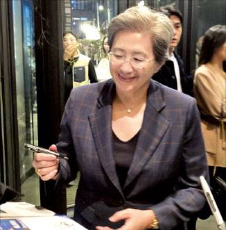 리사 수 AMD CEO가 18일 서울﻿ 한 ﻿호텔에서 만난 시민들에게 사인해주고 있다.  ﻿강해령 기자