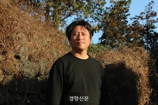 제주평화인권헌장 도민참여단에서 도민들과 함께 헌장 초안을 만든 문채수연 제주여성인권연대 이사가 제주시 제주여성인권연대 사무실 앞에서 카메라를 보고 있다. 제주|조해람 기자