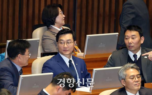 장경태 더불어민주당 의원(가운데)이 지난해 11월9일 국회 본회의에서 동료의원들과 대화하고 있다. 박민규 기자