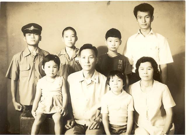 1974년 중학교 1학년 때 촬영한 가족사진. 6남매 중 4명이 고시에 합격했다. 뒷줄 오른쪽 짙은 셔츠를 입은 소년이 송영길 전 대표다. 아랫줄 부모님 사이에 앉은 소녀가 지난해 10월 개인정보보호위원장에 임명된 송경희 위원장으로, 그 역시 행정고시 출신이다. / 본인 제공