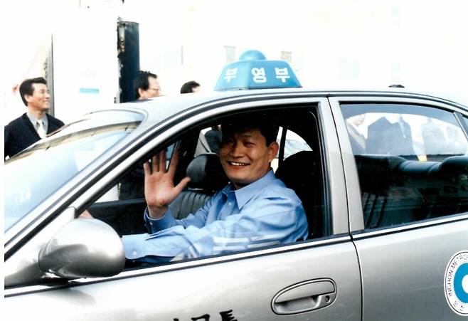 택시운전을 하던 시절. 그는 1991년 전국택시노동조합연맹 인천시지부 초대 사무국장을 맡아  택시·버스·화물자동차 운전기사 등 운수노동자들의 권익 향상에 힘을 쏟았다. / 본인 제공