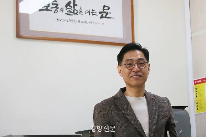 제주평화인권헌장 제정위원회 운영위원장을 맡았던 고현수 제주인권위원장(탐라장애인종합복지관장)이 지난달 20일 제주시 탐라장애인종합복지관에서 경향신문과 인터뷰하고 있다. 제주|조해람 기자