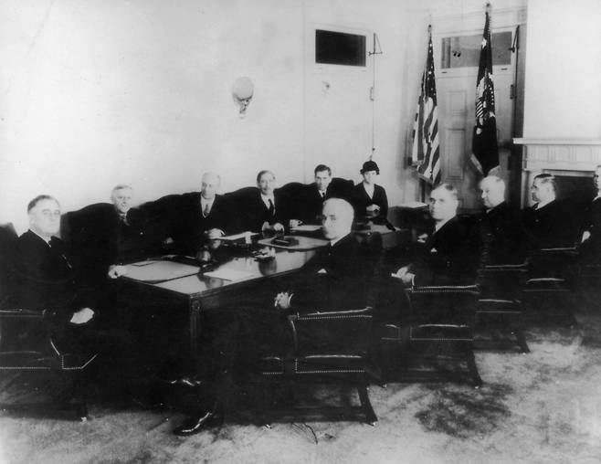 1933년 3월, 프랭클린 D. 루즈벨트 미국 대통령이 내각과 함께 찍은 첫 번째 사진이다. 가장 위 왼쪽 성조기 옆이 미국 첫 여성 장관인 프랜시스 퍼킨스. 게티이미지