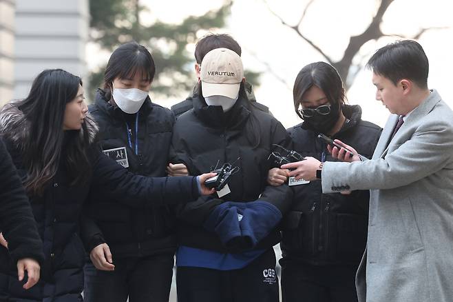 서울 강북구 수유동 모텔에서 남성 2명을 숨지게 한 혐의를 받는 김소영씨(20)가 지난달 12일 서울북부지법에서 구속 전 피의자 심문(영장실질심사)을 받기 위해 출석하고 있다. 연합뉴스