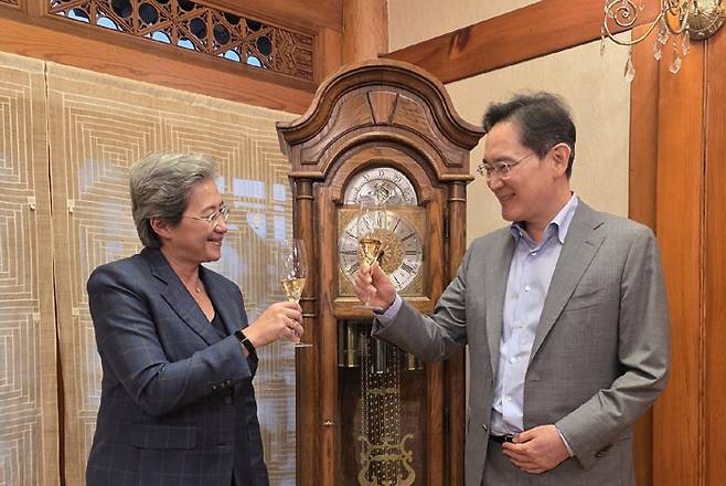이재용 삼성전자 회장(오른쪽)이 18일 리사 수 AMD 최고경영자(CEO)와 서울 용산구 이태원동의 삼성그룹 영빈관인 승지원에서 만찬을 하며 건배하고 있다. 삼성전자 제공