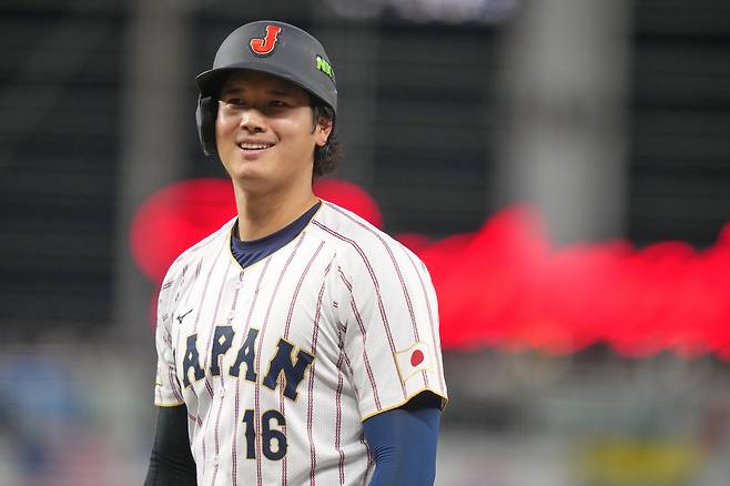 Japan's Shohei Ohtani smiles during the third inning of a World Baseball Classic quarterfinal against Venezuela in Miami, Florida on March 14. [AP/YONHAP]