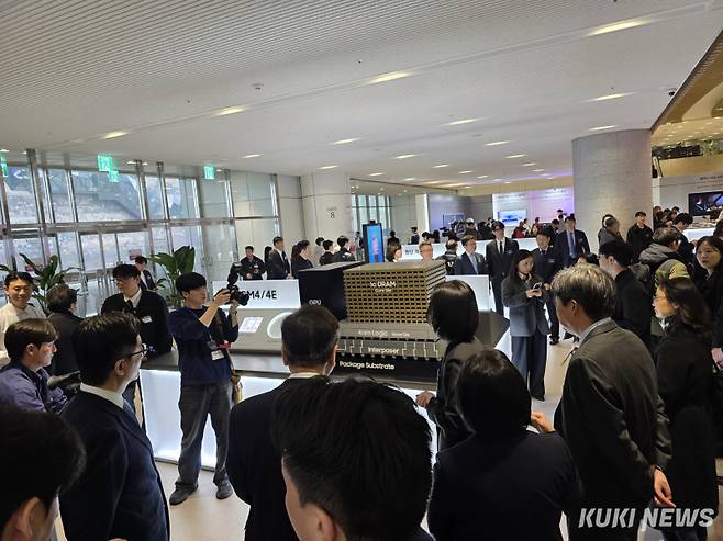 삼성전자가 18일 오전 9시 경기 수원컨벤션에서 제57기 정기 주주총회를 개최한 가운데 반도체 기술 등을 선보이는 전시장을 마련했다. 정우진 기자