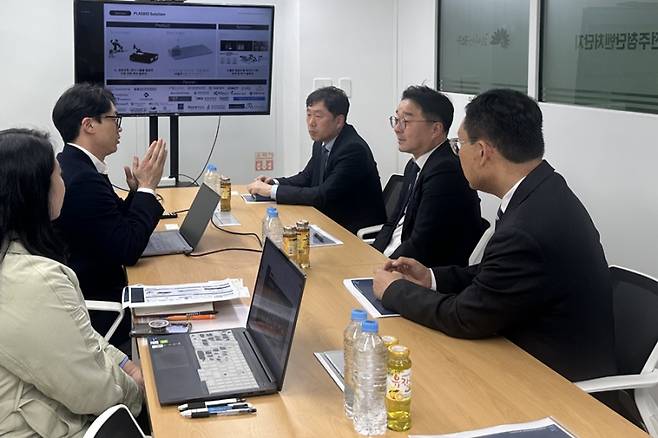 18일 전북 전주시 소재 인공지능(AI) 기반 바이오기기 전문기업 ㈜플라스바이오를 방문해 혁신제품 제조과정을 살펴고 지원방안을 논의하는 강희훈 조달청 혁신조달기획관(오른쪽 두번째). 조달청