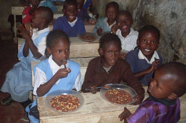아프리카 케냐 아이들이 국제사랑재단을 통해 제공받은 급식을 먹고 있다. 국제사랑재단 제공