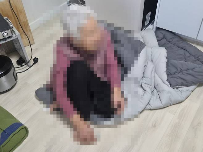 경북 영양군의 한 임시주택 단지에 살고 있는 A씨의 모습. A씨는 산불로 집이 전소되고 경증 치매가 악화되는 등의 피해를 입었다. 임시주택에 홀로 살고 있는 A씨는 주로 고추장과 김치로 끼니를 때운다. 영양=이강민 기자