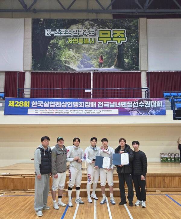 광주시청 펜싱팀이 지난 11일부터 14일까지 국민체육센터에서 열린 ‘제28회 한국실업펜싱연맹회장배 전국 남녀펜싱선수권대회’에서 개인전 1위와 단체전 2위를 기록하고 기념 촬영을 하고 있다. 광주시 제공