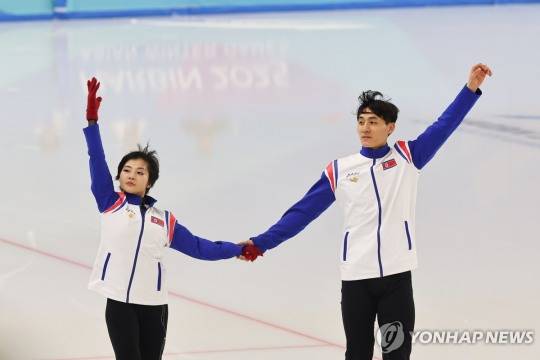 지난해 하얼빈 동계아시안게임에서 북한 피겨 렴대옥과 한금철이 스트레칭을 하는 모습 [연합뉴스 자료사진]