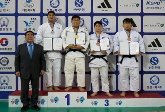 국가대표 선발전에서 우승한 김민종(왼쪽에서 세 번째) / 사진=대한유도회 제공. 연합뉴스