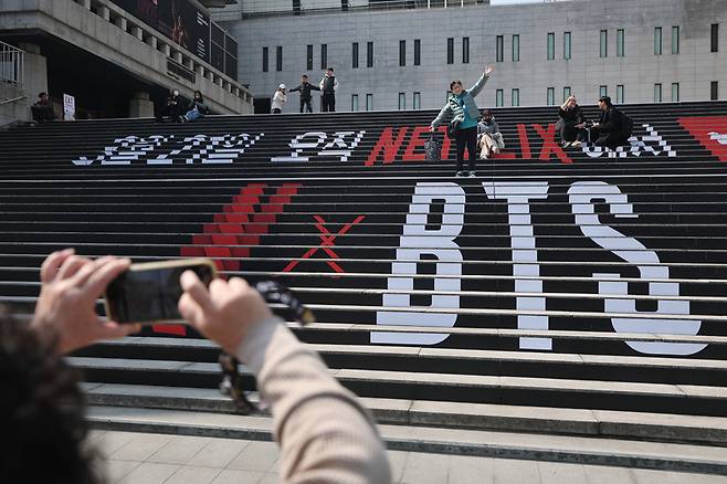 그룹 방탄소년단(BTS)의 광화문 공연을 나흘 앞둔 17일 서울 종로구 세종문화회관 계단에 BTS 홍보문구가 적혀있다. 2026.3.17 / 사진=연합뉴스