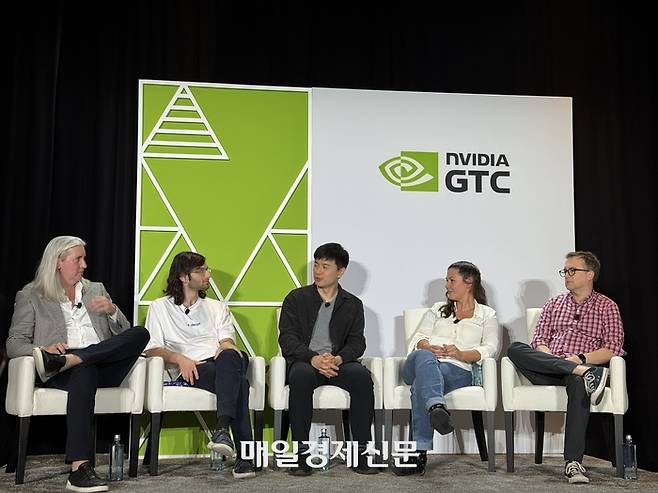 이강욱 크래프톤 최고인공지능책임자(CAIO·가운데)가 17일(현지시간) 미국 새너제이에서 열린 엔비디아 연례 컨퍼런스 ‘GTC 2026’에서 게임 산업과 AI 관련 패널 토크를 진행하고 있다. [사진 = 정호준 기자]
