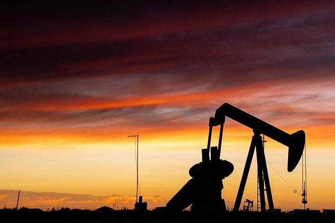 미국 텍사스 미들랜드에 설치된 석유 시추기. [AFP 연합뉴스]