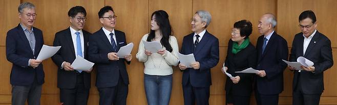 지난달 26일 서울 중구 매경미디어센터에서 매일경제신문 독자위원회 정례회의가 열렸다. 왼쪽부터 양희동 이화여대 교수, 정성은 한국언론학회장, 조정욱 앰배서더 서울 풀만 호텔 대표, 김정형 연세대 사회학과 학생, 강일원 김앤장 변호사, 이미경 환경재단 대표, 황철주 주성엔지니어링 회장, 김익중 우리금융지주 홍보실장.  한주형 기자