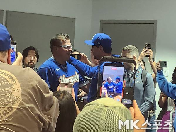 오마 로페즈 베네수엘라 감독이 기자회견을 앞두고 먼저 회견을 마친 프란시스코 서벨리 이탈리아 대표팀 감독과 인사를 나누고 있다. 사진(美 마이애미)= 김재호 특파원