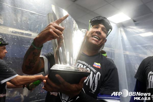 살바도르 페레즈가 우승 트로피와 포즈를 취하고 있다. 사진(美 마이애미)=ⓒAFPBBNews = News1