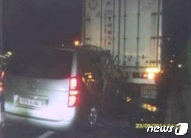 사건은 2014년 8월23일 새벽 3시 충남 천안시 부산 방향 경부고속도로에서 발생했다. 남편 이모(당시 44세)씨가 몰던 승합차가 갓길에 정차돼 있던 8톤 화물차를 뒤에서 들이받았다. /사진=뉴스1