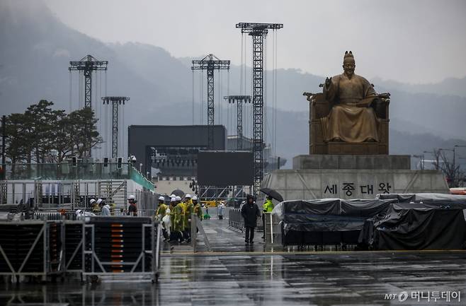 방탄소년단(BTS)의 서울 광화문광장 컴백 공연을 앞둔 18일 서울 종로구 광화문광장에 무대 준비가 진행되고 있다./사진=뉴시스