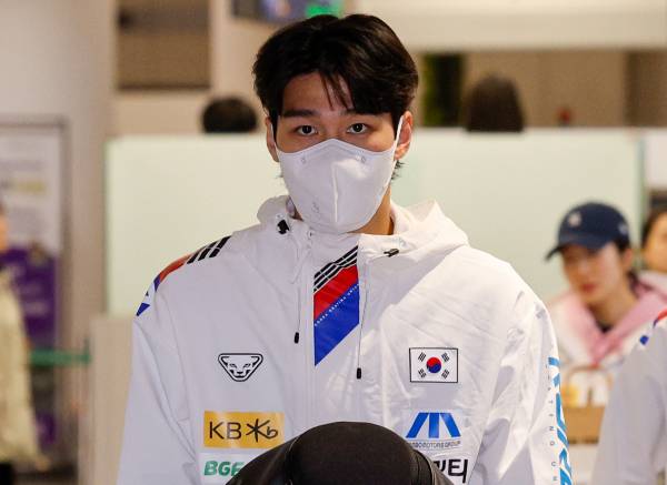 자신을 둘러싼 논란에 대해 입장 발표를 예고한 쇼트트랙 국가대표 황대헌(강원도청)이 귀국했다. 사진은 황대헌이 2026 ISU(국제빙상경기연맹) 쇼트트랙 세계선수권대회를 마치고 지난 17일 오후 인천국제공항 1터미널을 통해 입국하는 모습. /사진=뉴스1