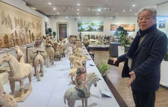 김종춘 다보성 회장이 말 관련 유물에 대해 설명하고 있다. 아래 사진은 춘추전국시대의 마상봉후상(馬上封侯像)으로, 말에 올라탄 원숭이가 제후에 봉해졌다는 이야기를 담고 있다.