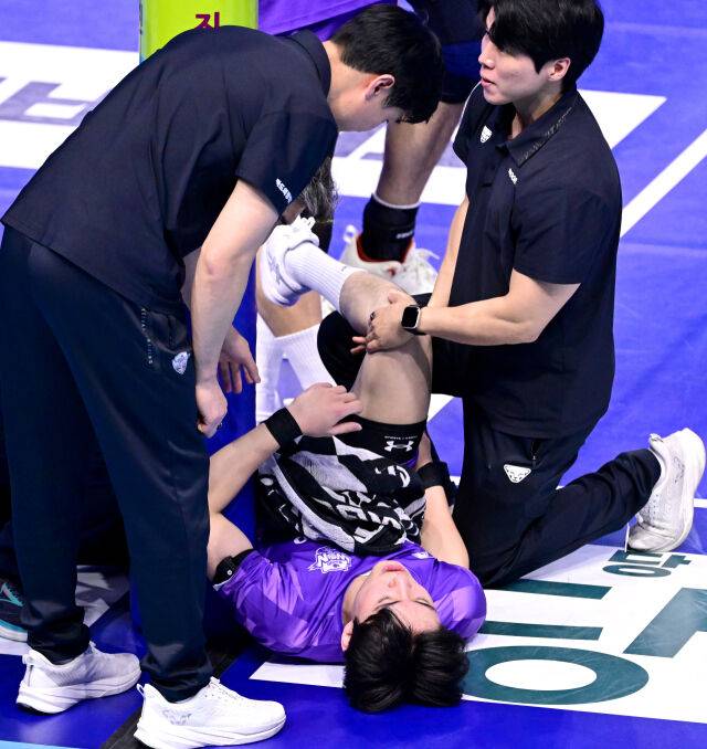 우리카드 한태준이 토스를 하고 넘어진 뒤 고통을 호소하고 있다 / 한국배구연맹(KOVO)
