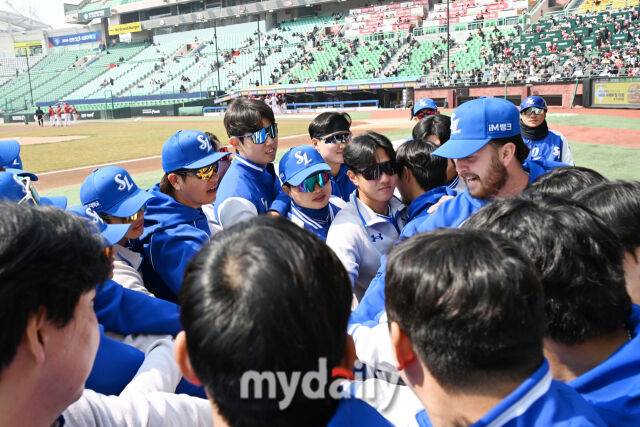 17일 인천 SSG랜더스필드에서 열린 '2026 신한 SOL BANK KBO리그' SSG 랜더스와 삼성 라이온즈 시범경기. 삼성의 새 외국인투수 호주 오러클린(오른쪽)이 경기 전 선수들과 인사를 나누고 있다./인천 = 한혁승 기자