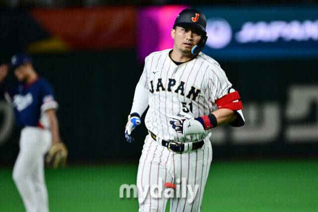 7일 일본 도쿄돔에서 열린 2026 월드 베이스볼 클래식(WBC) 조별리그 한국-일본 경기. 일본 스즈키가 1회말 1사 2루에 투런포를 친 후 그라운드를 뛰고 있다/마이데일리