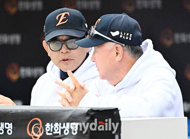 18일 오후 대전광역시 중구 대전 한화생명볼파크에서 진행된 '2025 프로야구 KBO리그 포스트시즌' 플레이오프(PO) 1차전 한화이글스와 삼성라이온즈의 경기. 한화 양상문 코치와 김경문 감독이 이야기를 나누고 있다./마이데일리