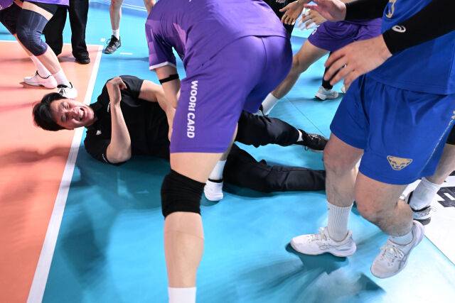 봄 배구 진출한 박철우 감독대행에게 선수들이 세리머니를 펼치고 있다./ 한국배구연맹(KOVO)