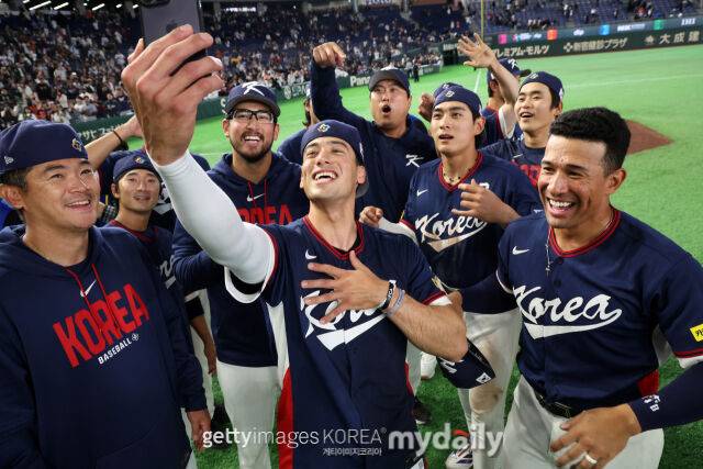 한국 대표팀 선수들과 기념 사진을 찍는 셰이 위트컴./게티이미지코리아