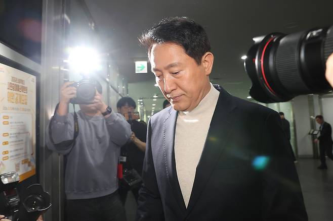 오세훈 서울시장이 지난 17일 서울시청 브리핑룸에서 기자회견을 열고 6·3 지방선거 공천 신청과 관련해 입장을 밝힌 뒤 이동하고 있다. [연합]