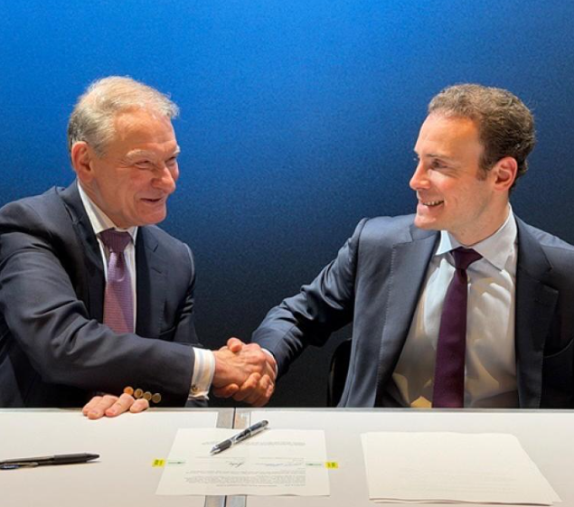 폴 앳킨스(왼쪽) 미국 증권거래위원회(SEC) 위원장과 마이클 셀리그 상품선물거래위원회(CFTC) 위원장이 17일(현지시간) 가상자산 관련 거래 시 연방 증권법(federal securities laws) 유권해석을 발표한 후 악수를 하고 있다.  [SEC 홈페이지 캡처]