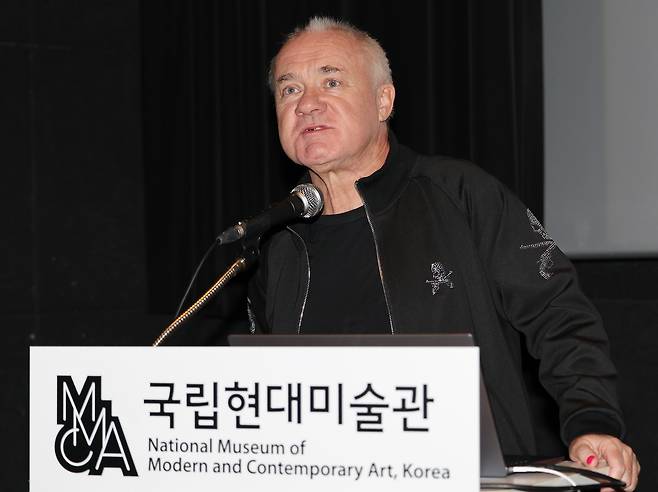 데이미언 허스트가 18일 서울 종로구 국립현대미술관 서울에서 열린 ‘데이미언 허스트: 진실은 없어 그러나 모든 것은 가능하지’전 기자간담회에서 인사말을 하고 있다. [연합]