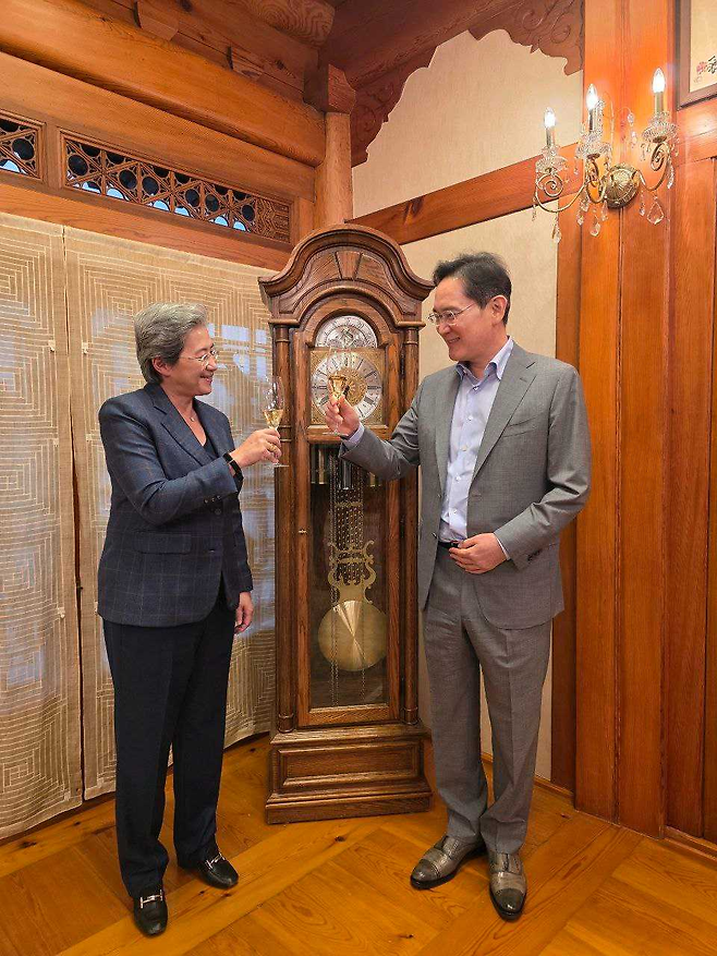 이재용 회장이 18일 서울 이태원동 승지원에서 리사 수 AMD 최고경영자(CEO)와 만찬에 앞서 술잔을 들고 기념 촬영하고 있다. [삼성전자 제공]