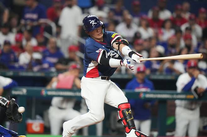 [마이애미=AP/뉴시스] 박동원이 13일(현지 시간) 미 플로리다주 마이애미 론디포파크에서 열린 2026 월드베이스볼클래식(WBC) 8강전 도미니카공화국과 경기 5회 초 헛스윙 삼진당하고 있다. 2026.03.14.