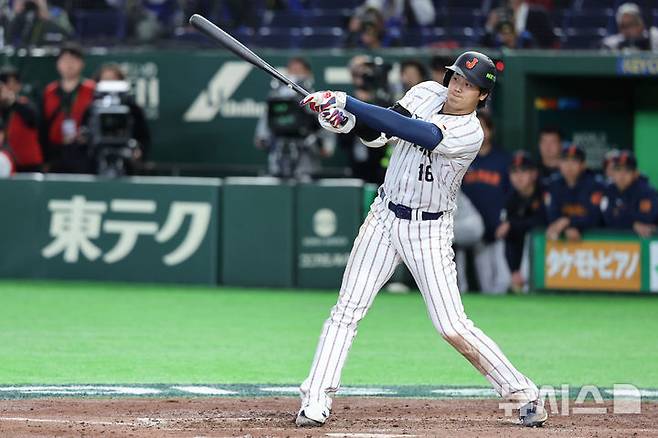 [도쿄=뉴시스] 권창회 기자 = 7일 일본 도쿄돔에서 열린 2026 WBC 조별리그 C조 2차전 한국과 일본의 경기, 5회말 1사서 일본 오타니가 안타를 치고 있다.  2026.03.07. kch0523@newsis.com