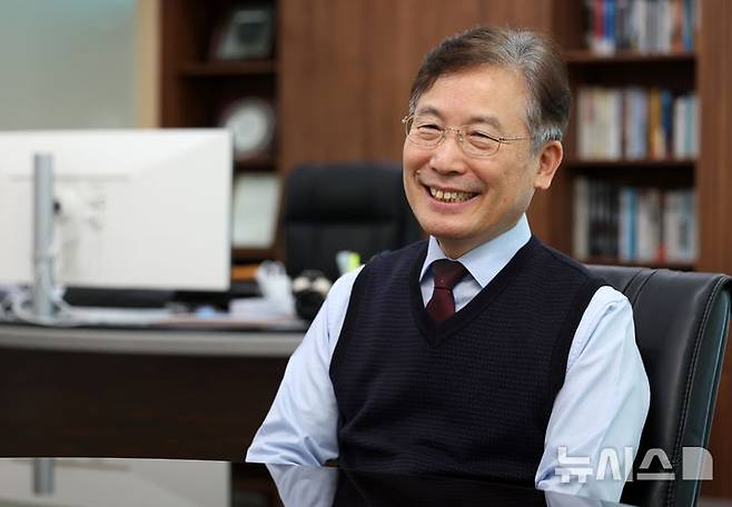 [서울=뉴시스] 이영환 기자 = 홍기융 시큐브 회장이 9일 서울 구로구 시큐브 사무실에서 뉴시스와 인터뷰를 하고 있다. 2026.03.09. 20hwan@newsis.com