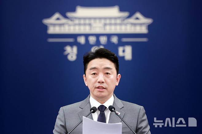 [서울=뉴시스] 고범준 기자 = 강훈식 비서실장이 18일 청와대 춘추관에서 전략경제협력 대통령 특사 활동 관련 UAE 방문 결과 브리핑을 하고 있다. 2026.03.18. bjko@newsis.com