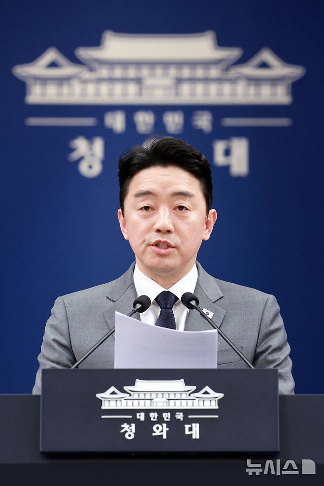 [서울=뉴시스] 고범준 기자 = 강훈식 비서실장이 18일 청와대 춘추관에서 전략경제협력 대통령 특사 활동 관련 UAE 방문 결과 브리핑을 하고 있다. 2026.03.18. bjko@newsis.com