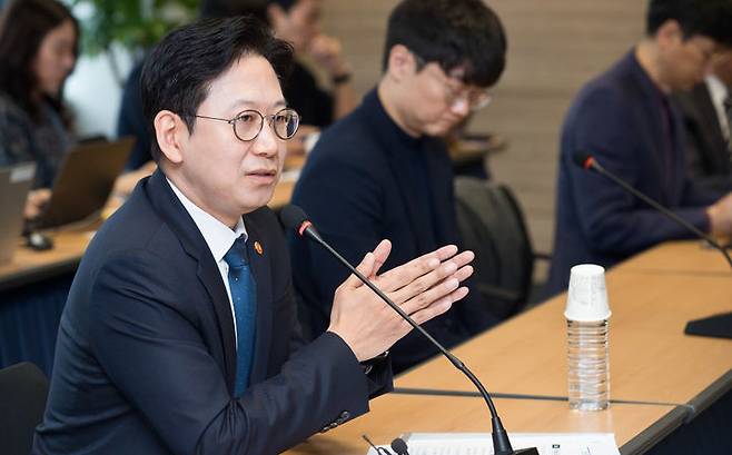 [서울=뉴시스]배경훈 부총리 겸 과학기술정보통신부 장관이 18일 오전 서울 종로구 광화문교보빌딩 국가과학기술자문회의 대회의실에서 열린 '독자 AI 관계 기업 간담회' 에서 인사말을 하고 있다. (사진=과기정통부 제공) *재판매 및 DB 금지